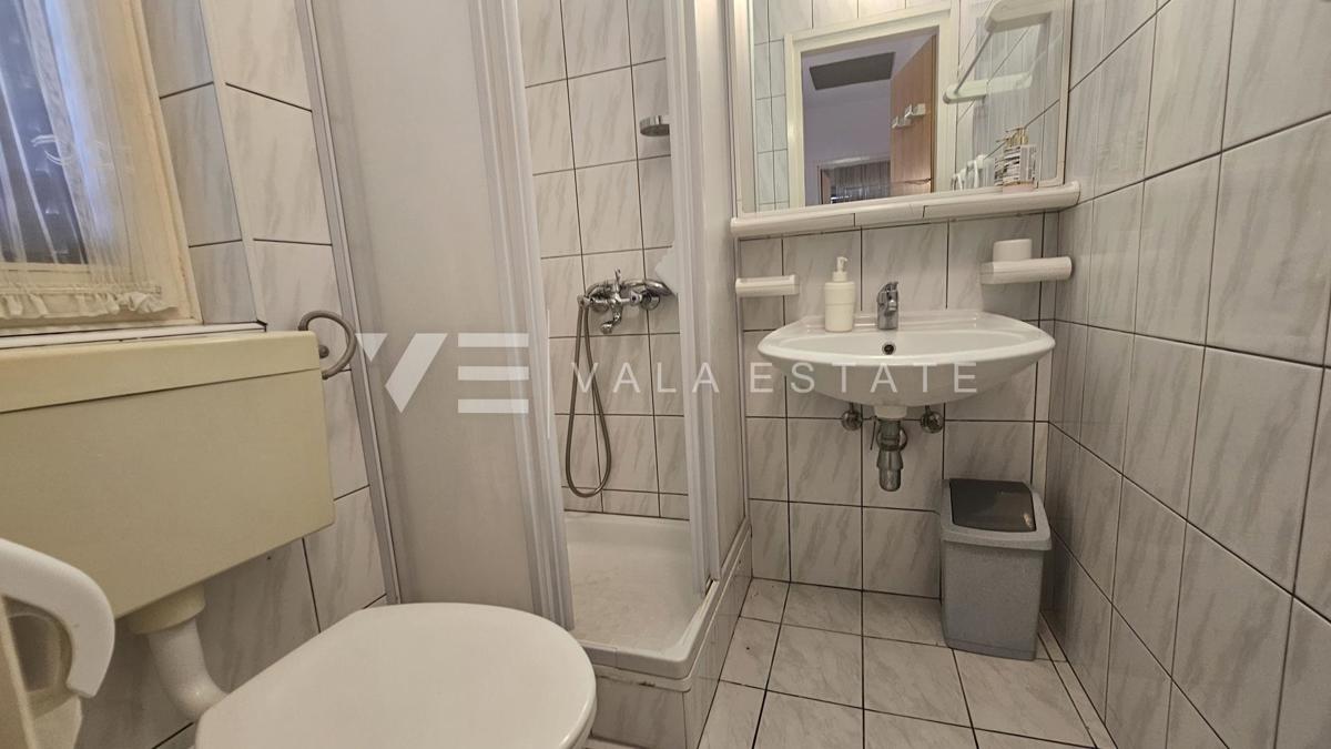 SAMOSTOJNA HIŠA Z DVEMA APARTMAJEMA IN LEPIM VRTOM BLIZU MORJA