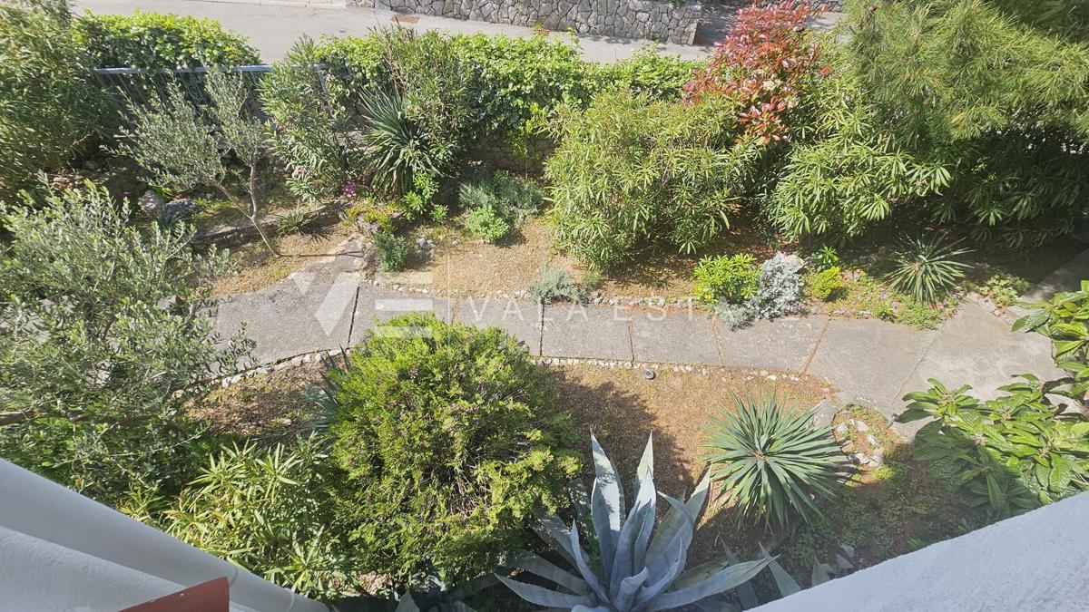 SAMOSTOJNA HIŠA Z DVEMA APARTMAJEMA IN LEPIM VRTOM BLIZU MORJA