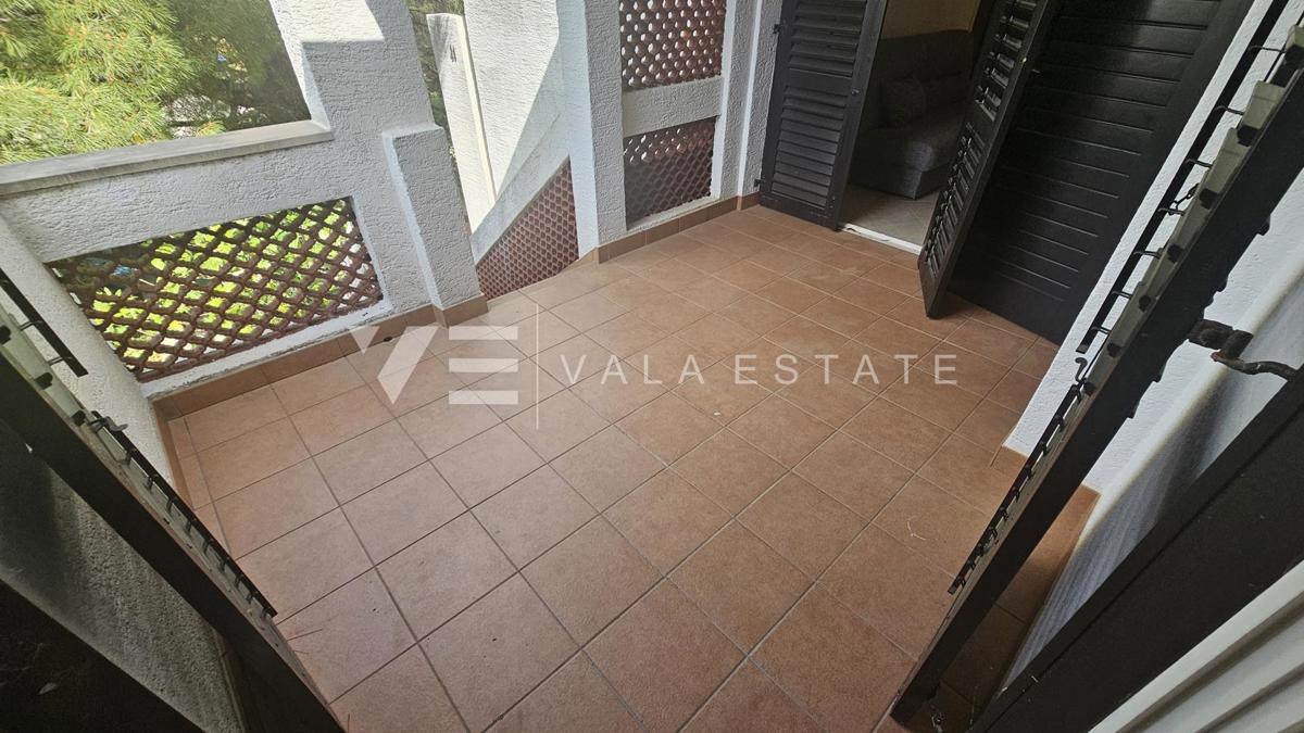 SAMOSTOJNA HIŠA Z DVEMA APARTMAJEMA IN LEPIM VRTOM BLIZU MORJA