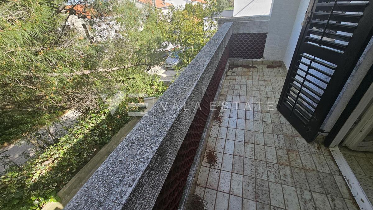 SAMOSTOJNA HIŠA Z DVEMA APARTMAJEMA IN LEPIM VRTOM BLIZU MORJA