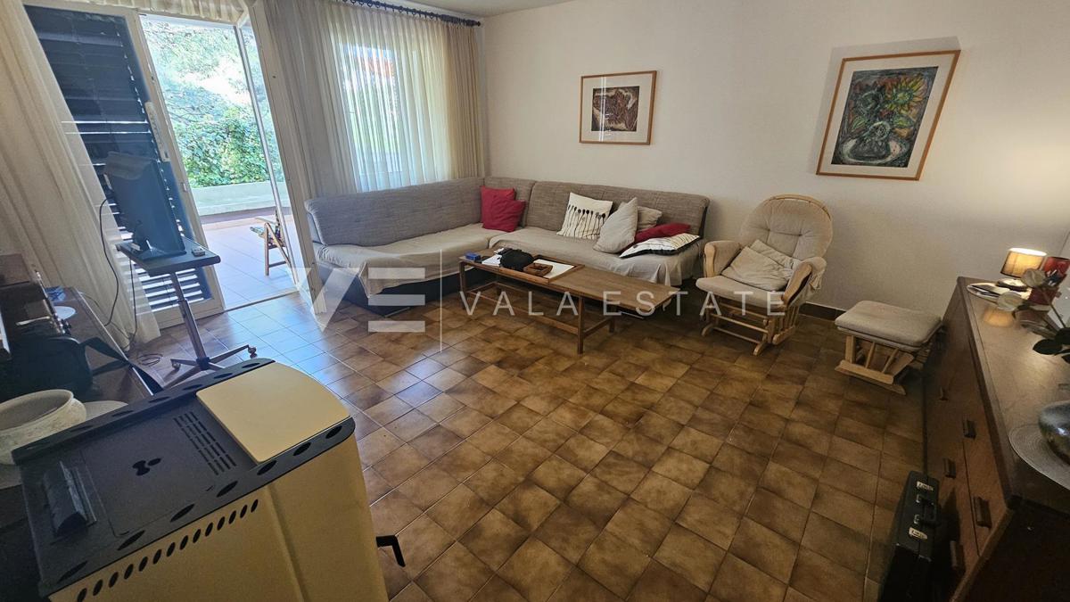 SAMOSTOJNA HIŠA Z DVEMA APARTMAJEMA IN LEPIM VRTOM BLIZU MORJA