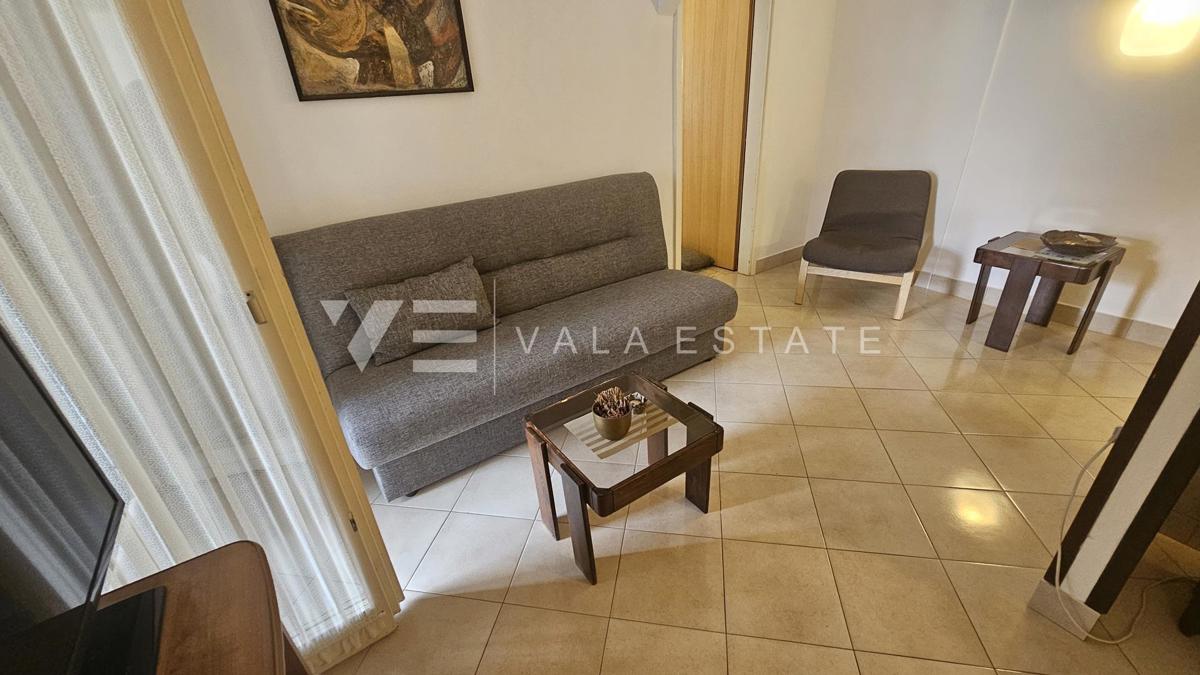 SAMOSTOJNA HIŠA Z DVEMA APARTMAJEMA IN LEPIM VRTOM BLIZU MORJA