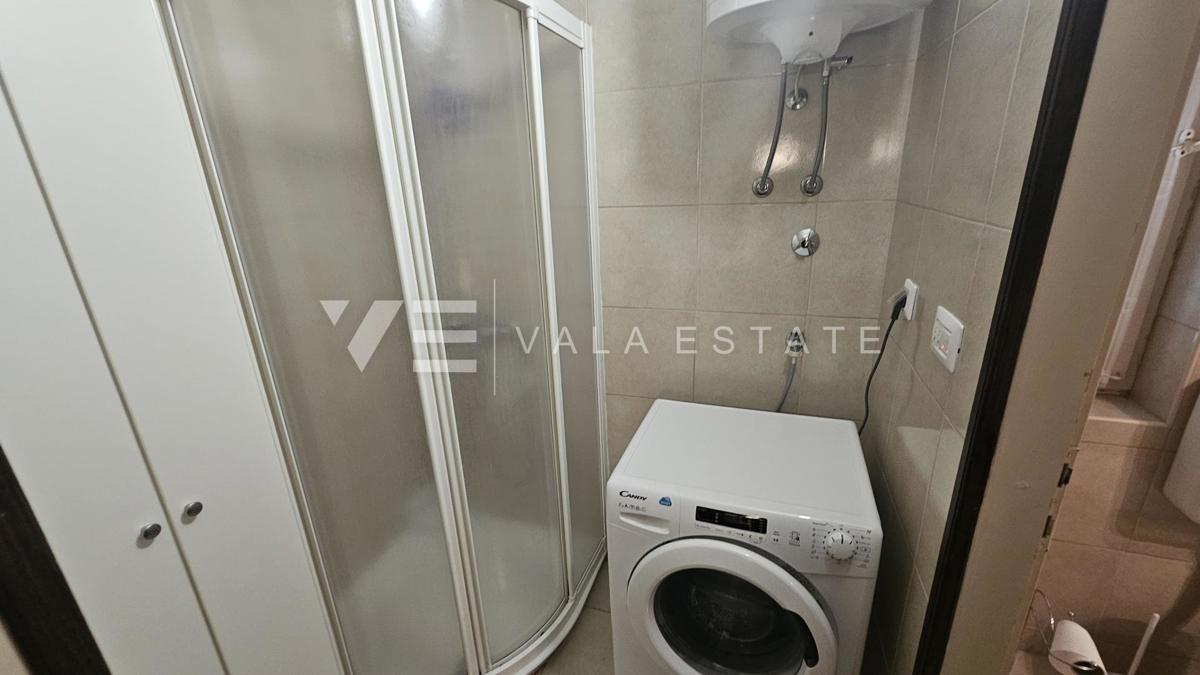 SAMOSTOJNA HIŠA Z DVEMA APARTMAJEMA IN LEPIM VRTOM BLIZU MORJA