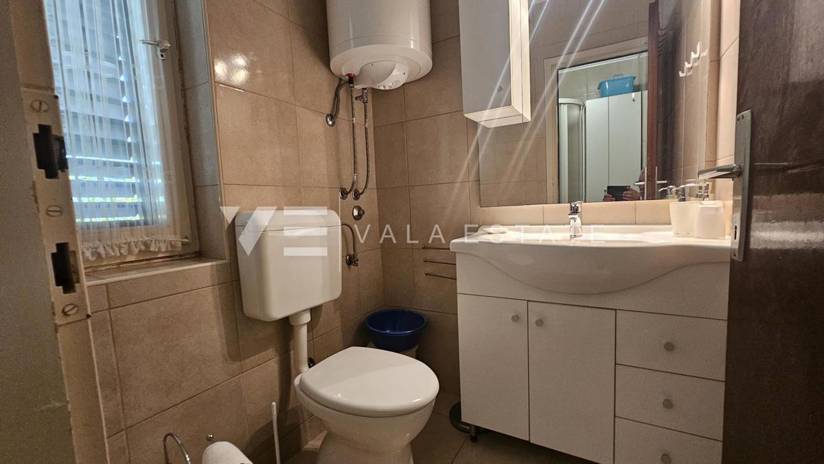 SAMOSTOJNA HIŠA Z DVEMA APARTMAJEMA IN LEPIM VRTOM BLIZU MORJA