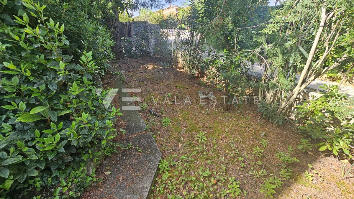 SAMOSTOJNA HIŠA Z DVEMA APARTMAJEMA IN LEPIM VRTOM BLIZU MORJA
