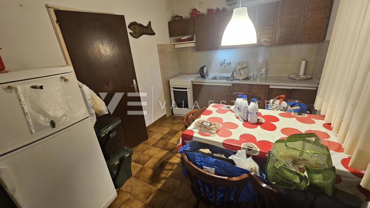 SAMOSTOJNA HIŠA Z DVEMA APARTMAJEMA IN LEPIM VRTOM BLIZU MORJA