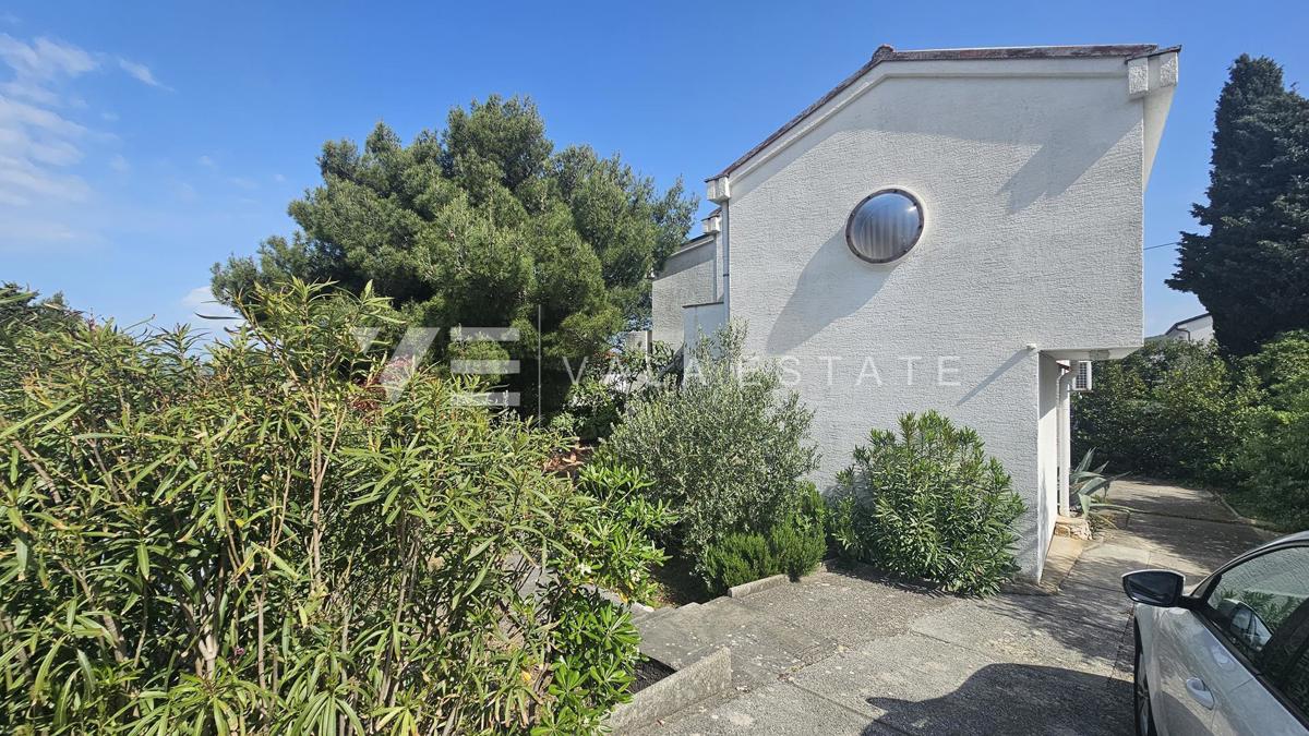 SAMOSTOJNA HIŠA Z DVEMA APARTMAJEMA IN LEPIM VRTOM BLIZU MORJA