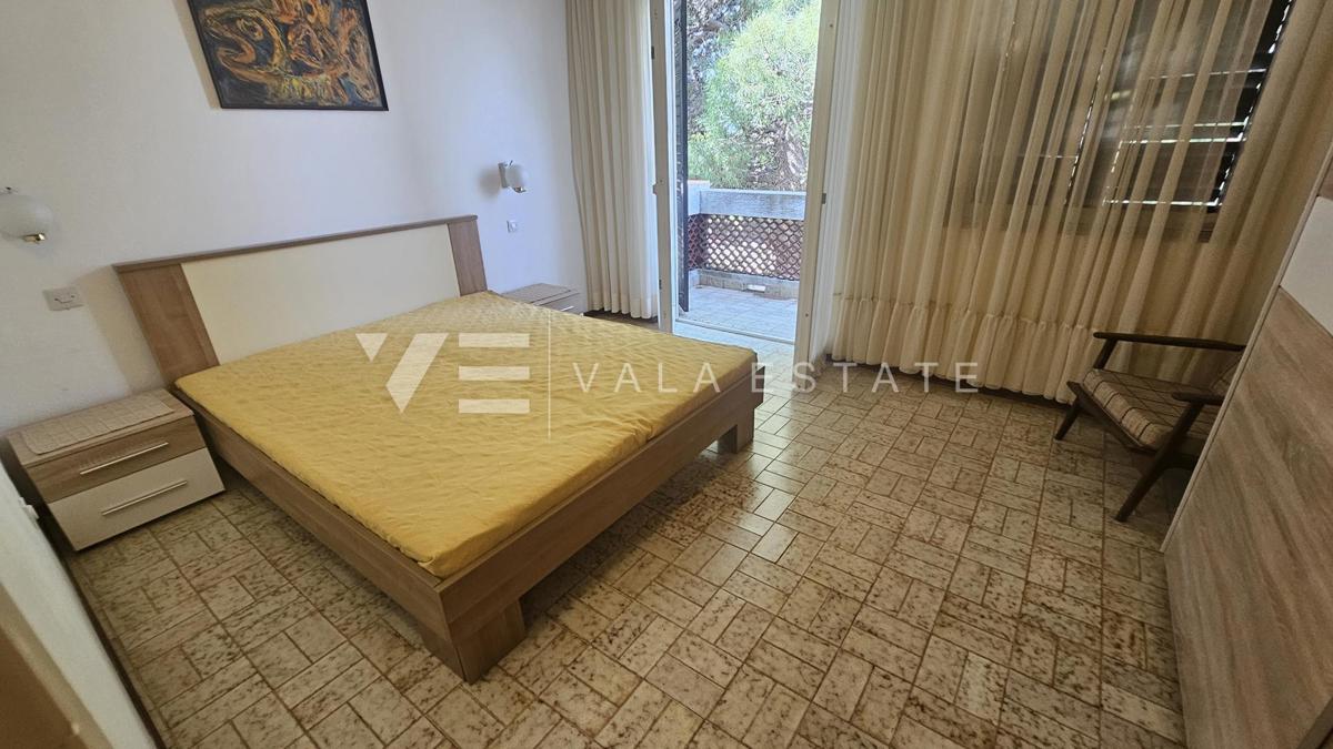 SAMOSTOJNA HIŠA Z DVEMA APARTMAJEMA IN LEPIM VRTOM BLIZU MORJA