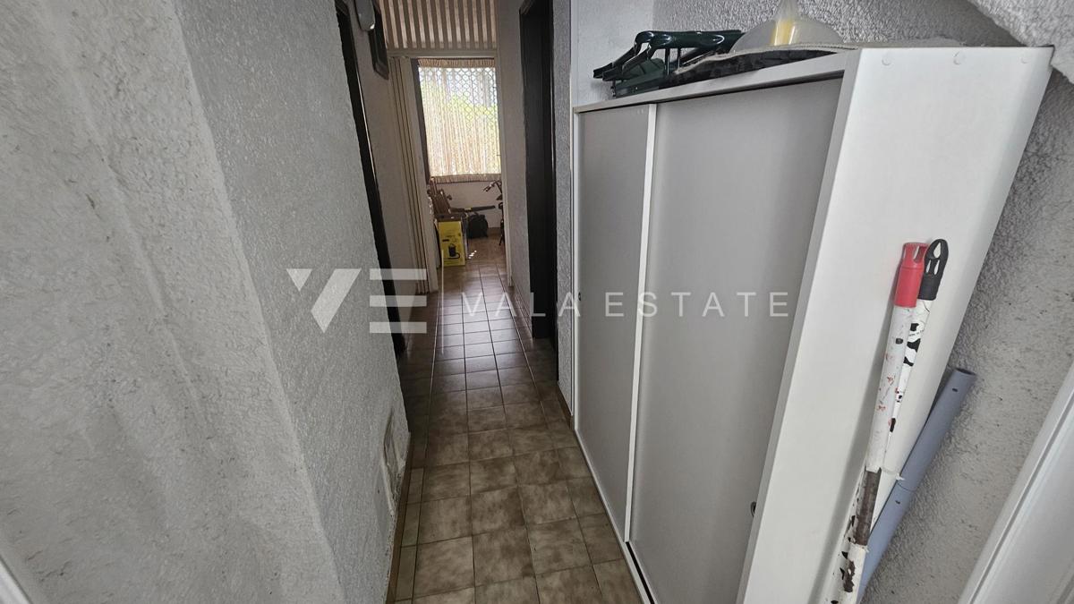 SAMOSTOJNA HIŠA Z DVEMA APARTMAJEMA IN LEPIM VRTOM BLIZU MORJA