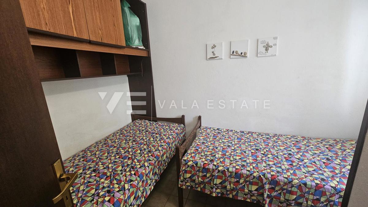 SAMOSTOJNA HIŠA Z DVEMA APARTMAJEMA IN LEPIM VRTOM BLIZU MORJA