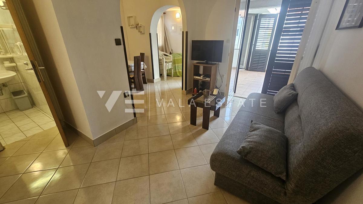 SAMOSTOJNA HIŠA Z DVEMA APARTMAJEMA IN LEPIM VRTOM BLIZU MORJA