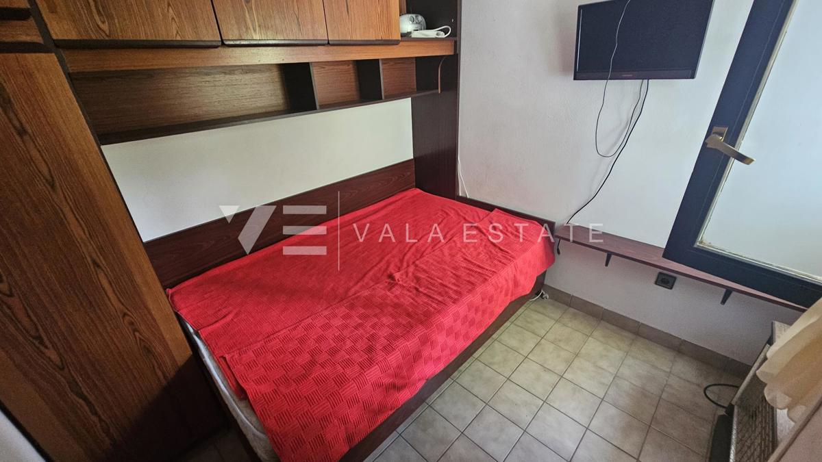SAMOSTOJNA HIŠA Z DVEMA APARTMAJEMA IN LEPIM VRTOM BLIZU MORJA