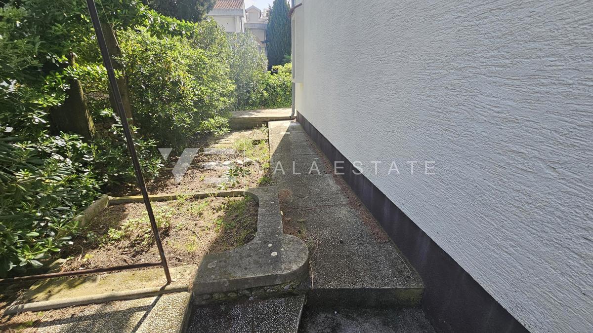 SAMOSTOJNA HIŠA Z DVEMA APARTMAJEMA IN LEPIM VRTOM BLIZU MORJA