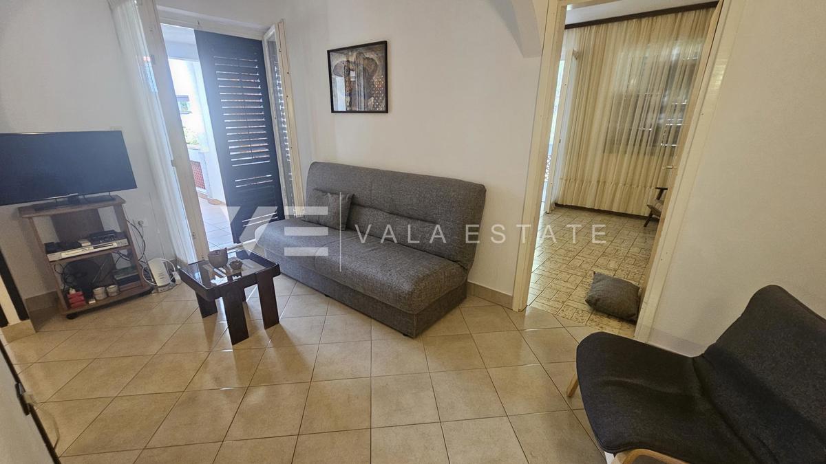 SAMOSTOJNA HIŠA Z DVEMA APARTMAJEMA IN LEPIM VRTOM BLIZU MORJA