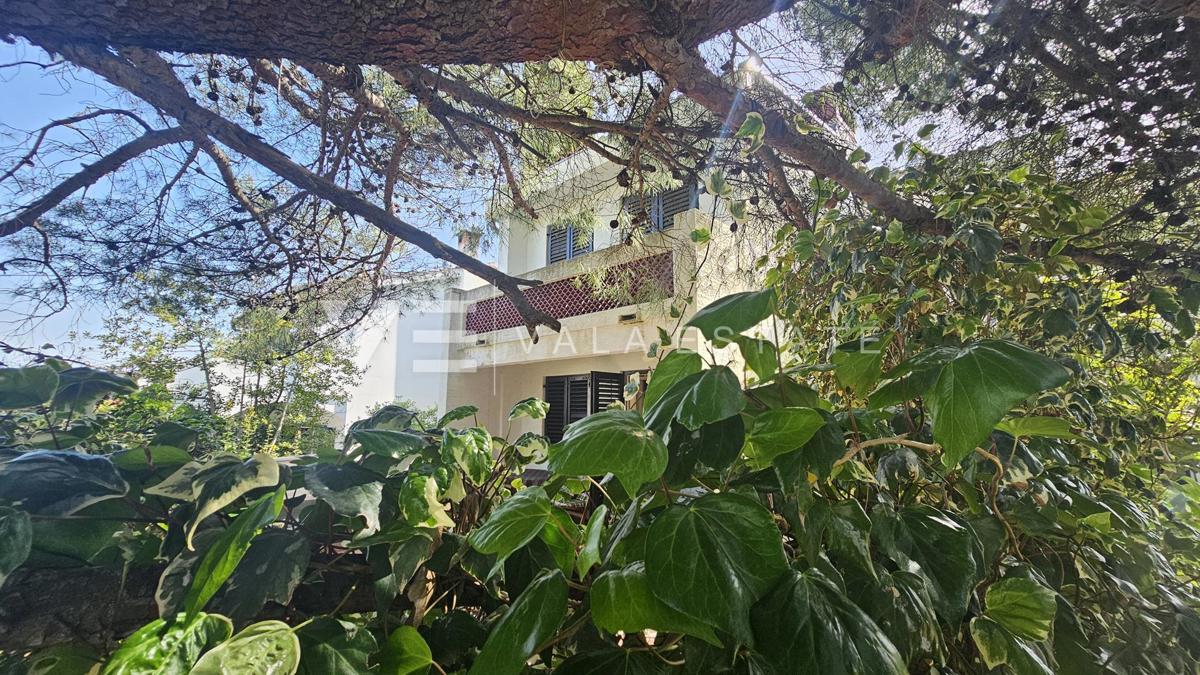 SAMOSTOJNA HIŠA Z DVEMA APARTMAJEMA IN LEPIM VRTOM BLIZU MORJA