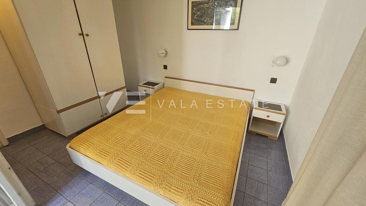 SAMOSTOJNA HIŠA Z DVEMA APARTMAJEMA IN LEPIM VRTOM BLIZU MORJA