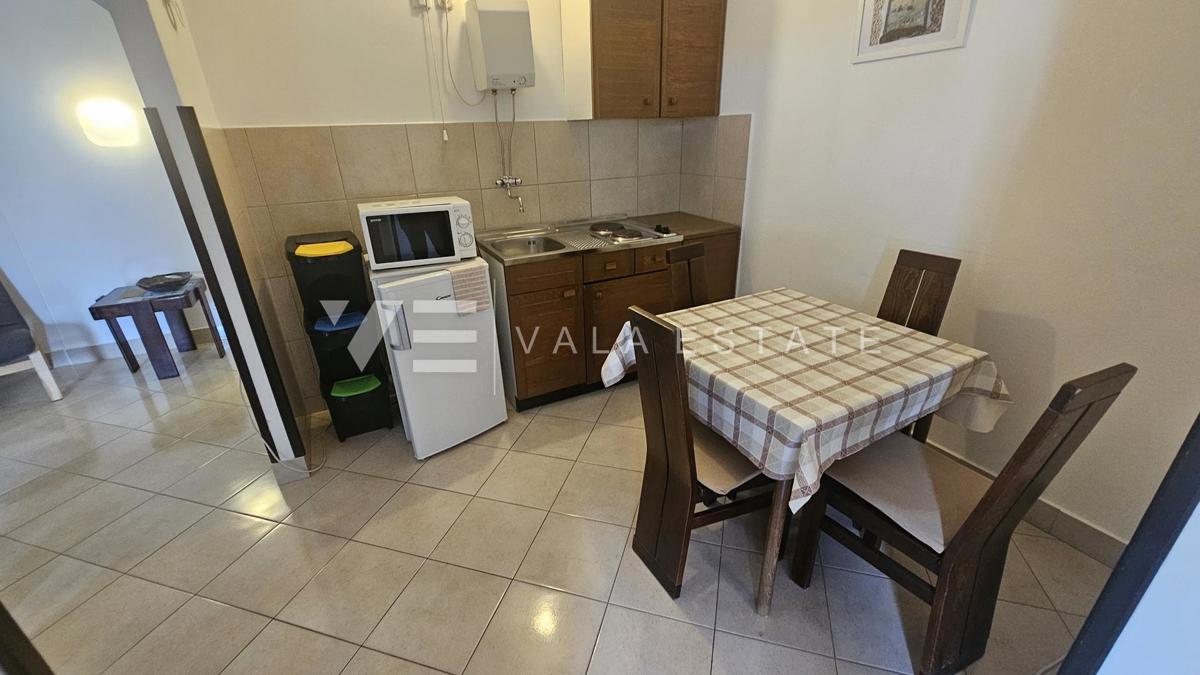 SAMOSTOJNA HIŠA Z DVEMA APARTMAJEMA IN LEPIM VRTOM BLIZU MORJA