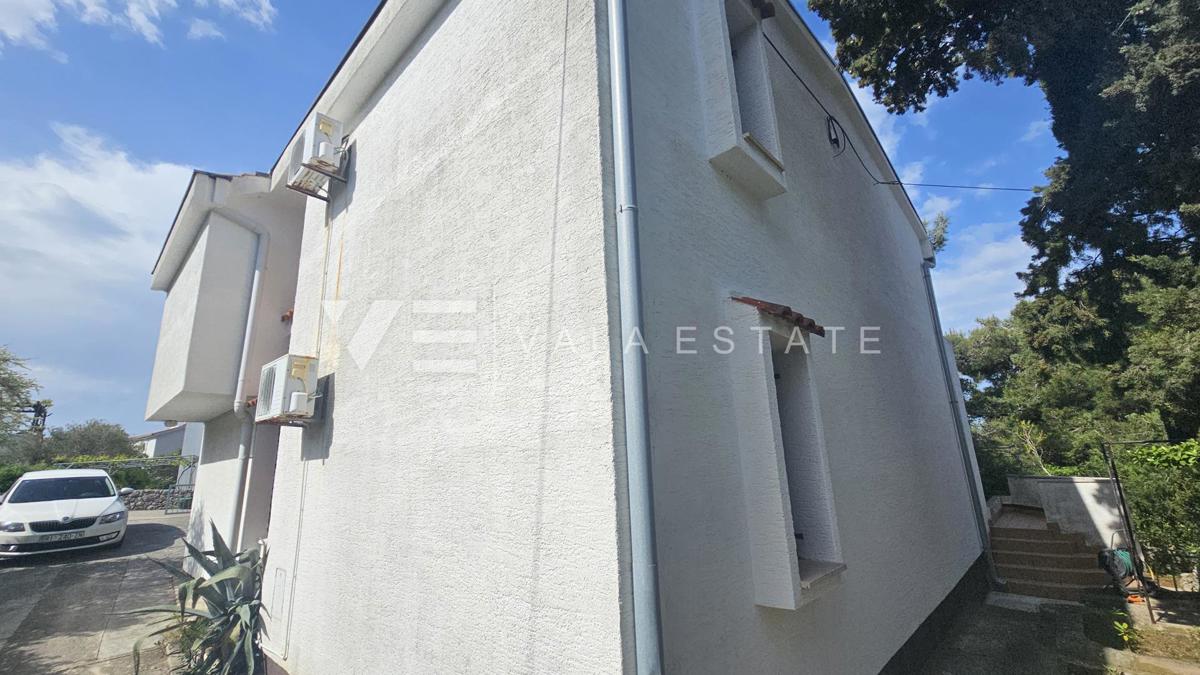 SAMOSTOJNA HIŠA Z DVEMA APARTMAJEMA IN LEPIM VRTOM BLIZU MORJA