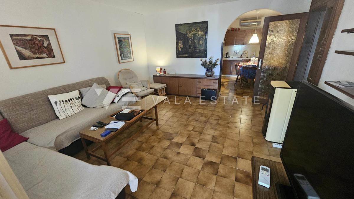 SAMOSTOJNA HIŠA Z DVEMA APARTMAJEMA IN LEPIM VRTOM BLIZU MORJA