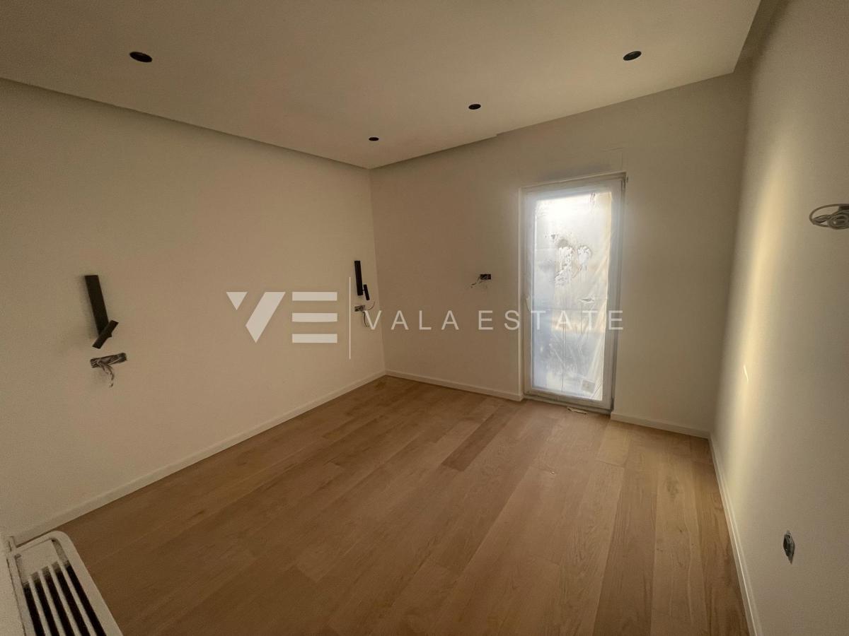 APARTMA V PRITLIČJU NOVOGRADBE Z BAZENOM IN POGLEDOM NA MORJE