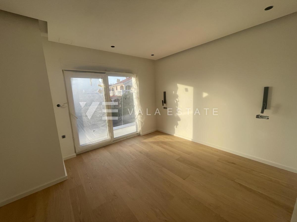 APARTMA V PRITLIČJU NOVOGRADBE Z BAZENOM IN POGLEDOM NA MORJE