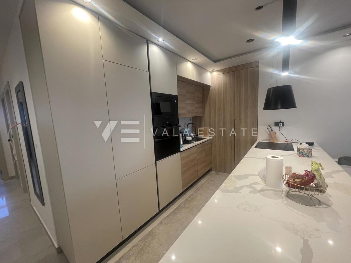 APARTMA V PRITLIČJU NOVOGRADBE Z BAZENOM IN POGLEDOM NA MORJE