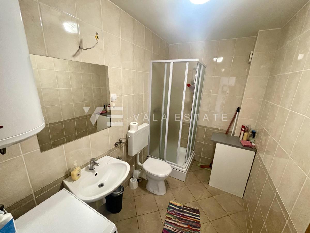 UDOBNO OPREMLJENI APARTMA S ČUDOVITIM POGLEDOM NA MORJE