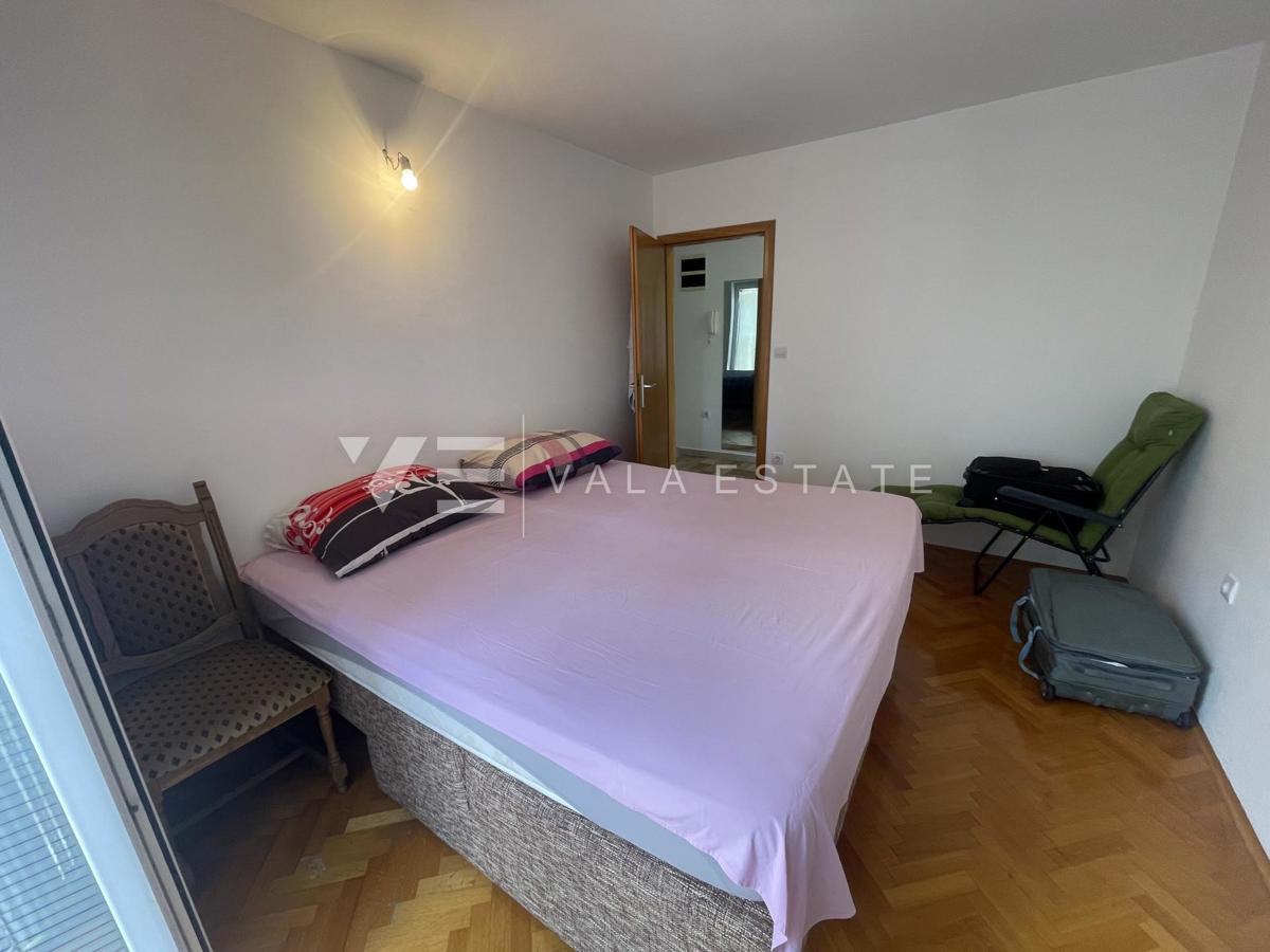 UDOBNO OPREMLJENI APARTMA S ČUDOVITIM POGLEDOM NA MORJE