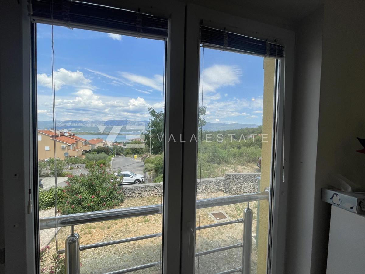 UDOBNO OPREMLJENI APARTMA S ČUDOVITIM POGLEDOM NA MORJE
