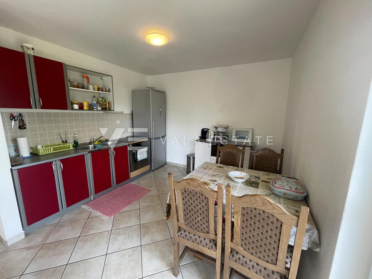 UDOBNO OPREMLJENI APARTMA S ČUDOVITIM POGLEDOM NA MORJE