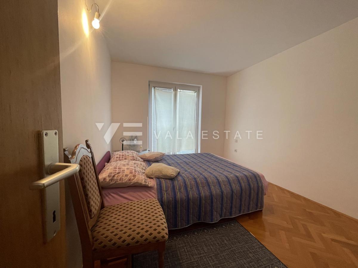 UDOBNO OPREMLJENI APARTMA S ČUDOVITIM POGLEDOM NA MORJE