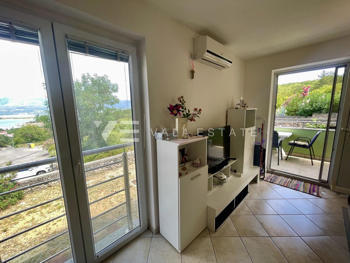 UDOBNO OPREMLJENI APARTMA S ČUDOVITIM POGLEDOM NA MORJE