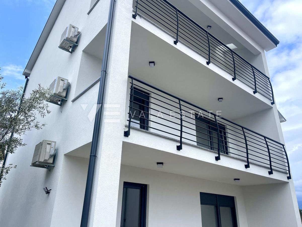 APARTMA NA MIRNI LOKACIJI Z POGLEDOM NA MORJE