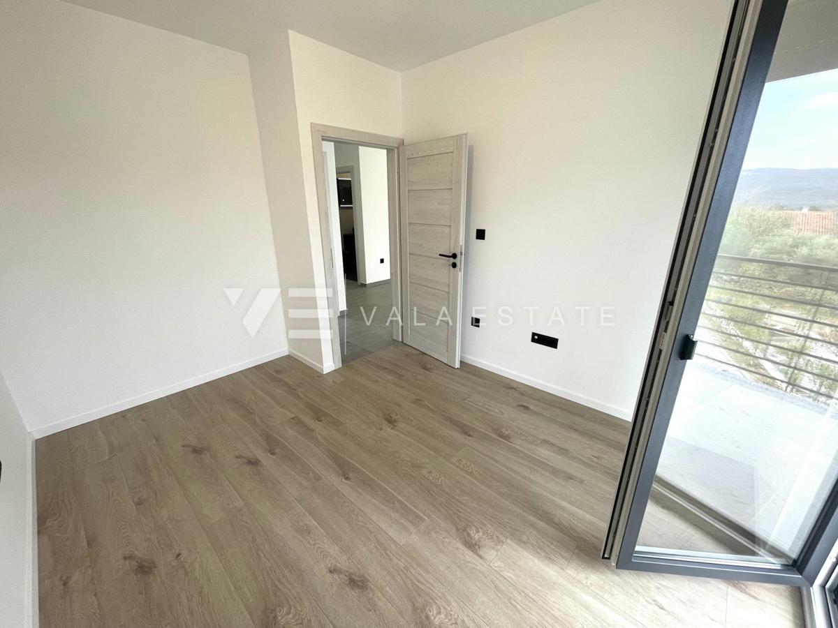 APARTMA NA MIRNI LOKACIJI Z POGLEDOM NA MORJE