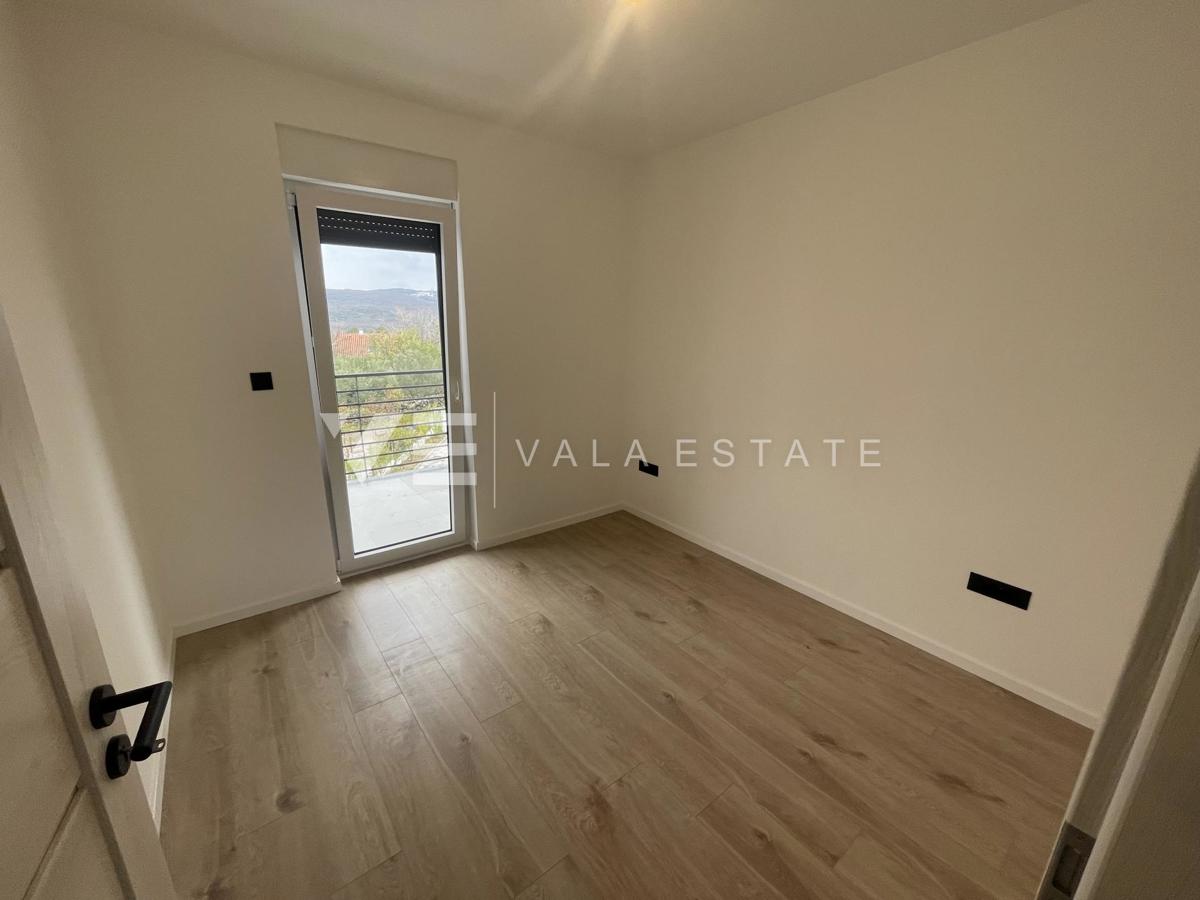 APARTMA NA MIRNI LOKACIJI Z POGLEDOM NA MORJE