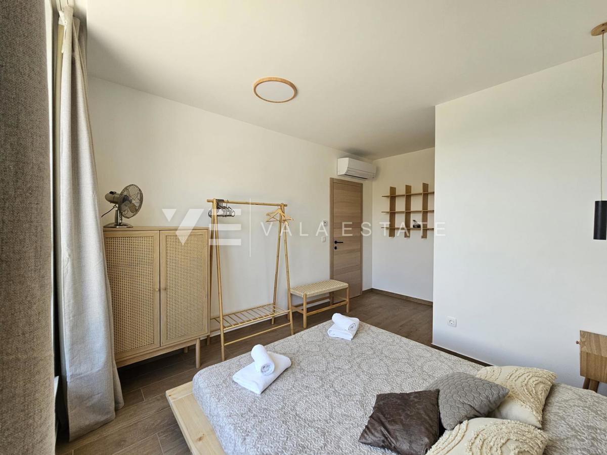 MODERNA SAMOSTOJNA VILA Z BAZENOM NA MIRNI LOKACIJI