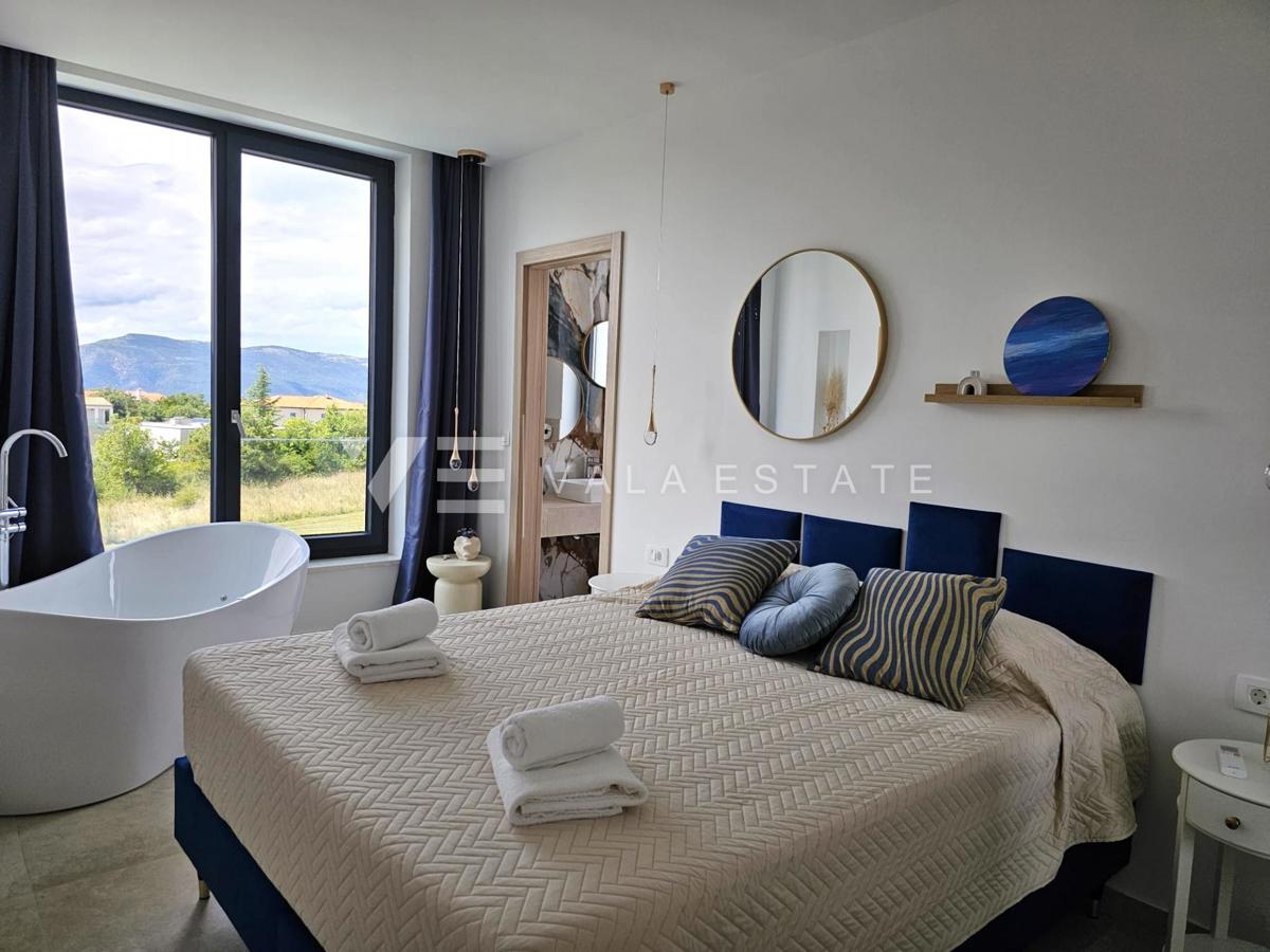 MODERNA SAMOSTOJNA VILA Z BAZENOM NA MIRNI LOKACIJI