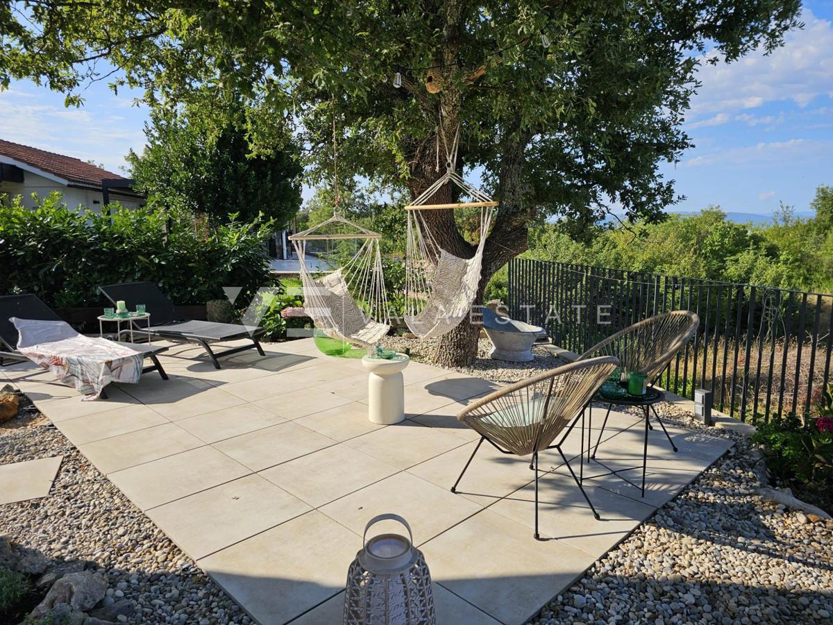 MODERNA SAMOSTOJNA VILA Z BAZENOM NA MIRNI LOKACIJI