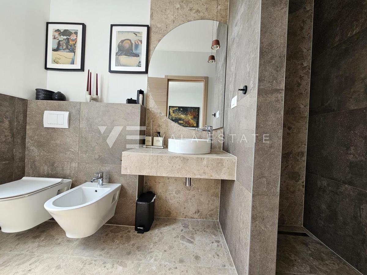 MODERNA SAMOSTOJNA VILA Z BAZENOM NA MIRNI LOKACIJI