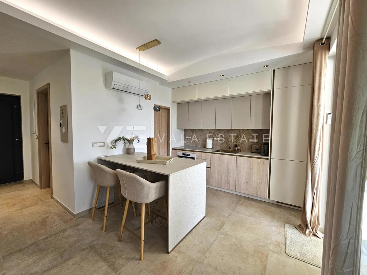 MODERNA SAMOSTOJNA VILA Z BAZENOM NA MIRNI LOKACIJI