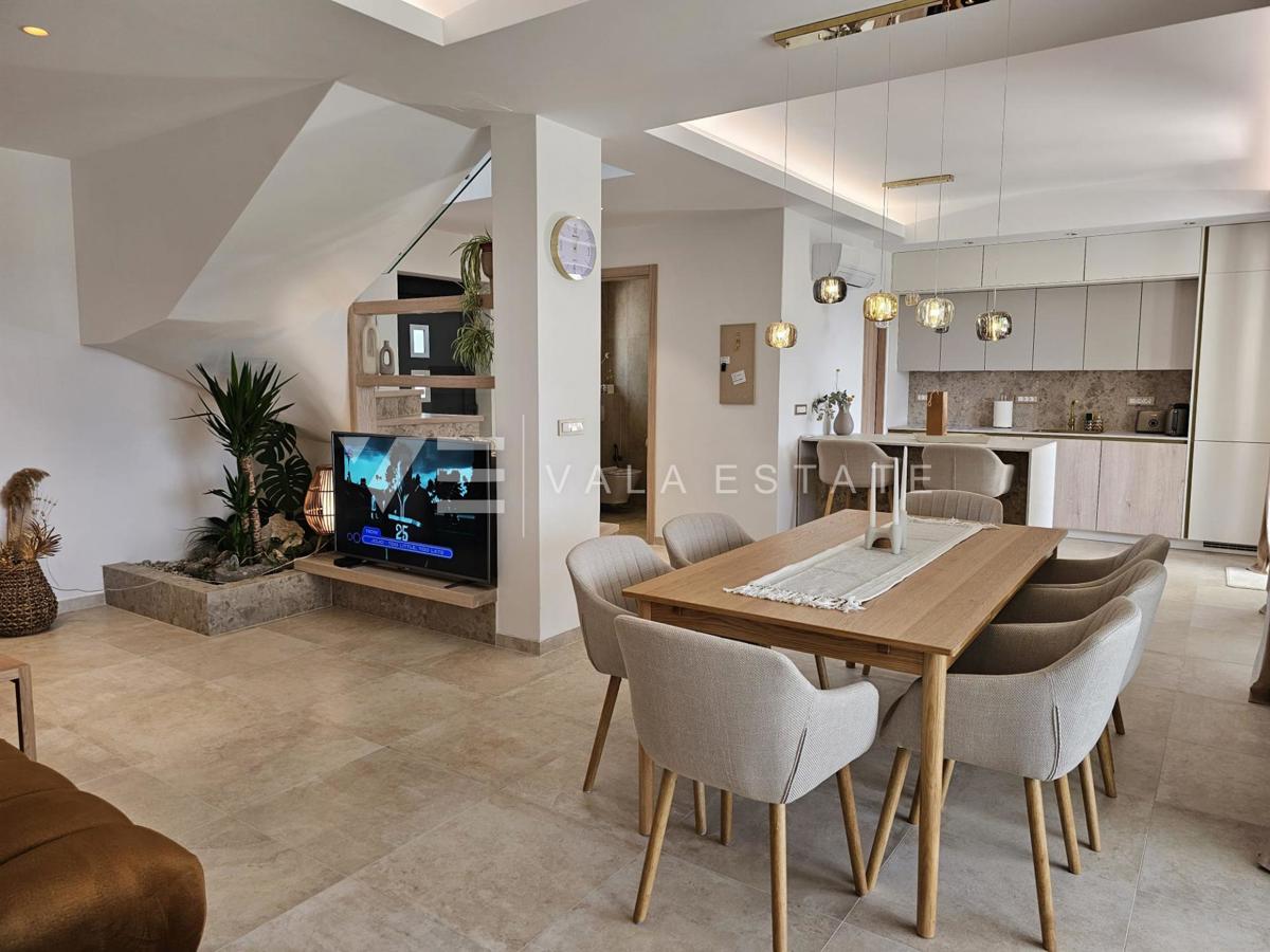 MODERNA SAMOSTOJNA VILA Z BAZENOM NA MIRNI LOKACIJI