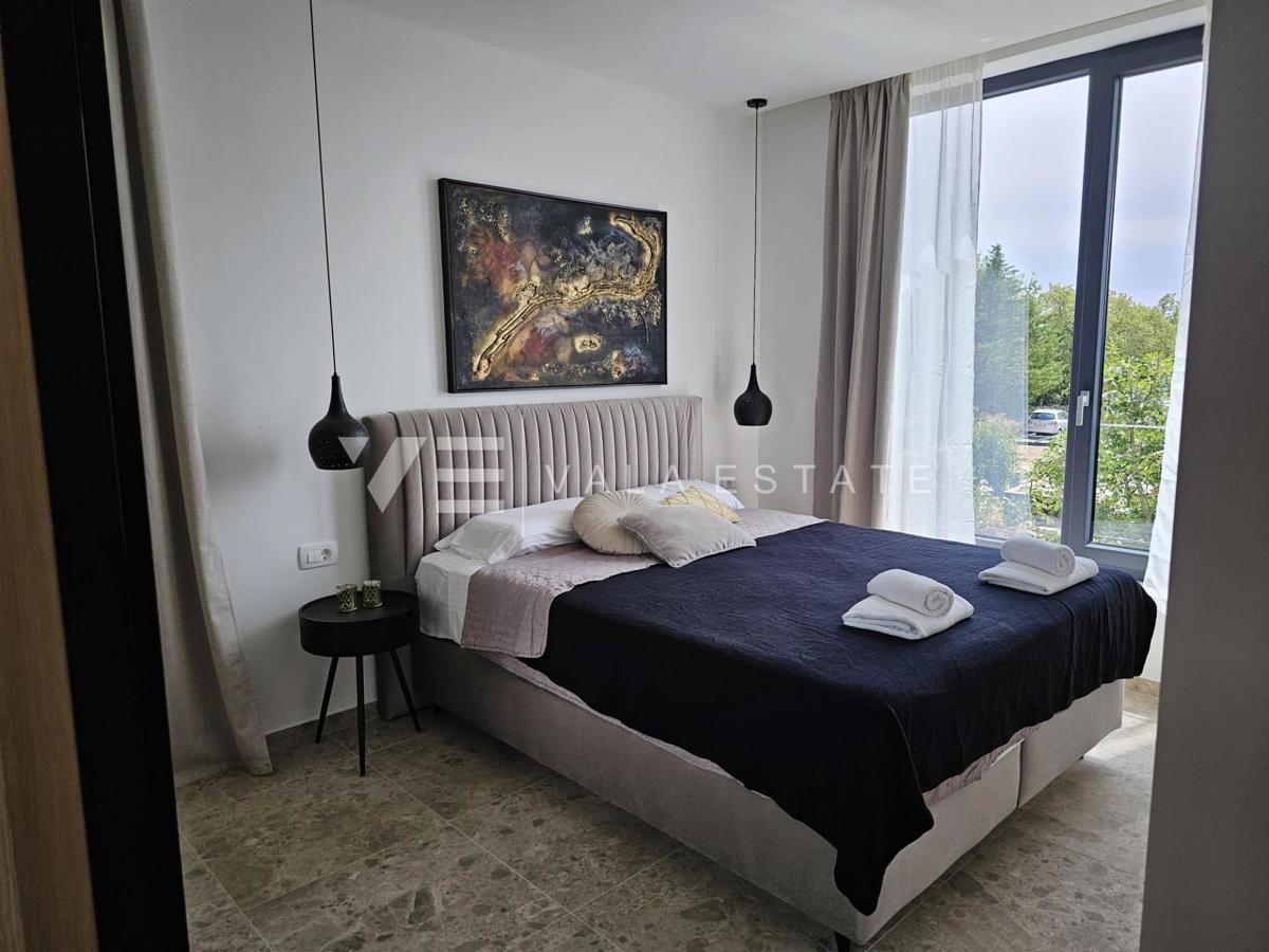 MODERNA SAMOSTOJNA VILA Z BAZENOM NA MIRNI LOKACIJI