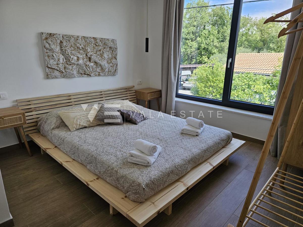 MODERNA SAMOSTOJNA VILA Z BAZENOM NA MIRNI LOKACIJI