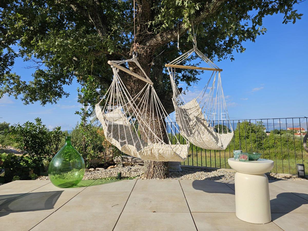 MODERNA SAMOSTOJNA VILA Z BAZENOM NA MIRNI LOKACIJI