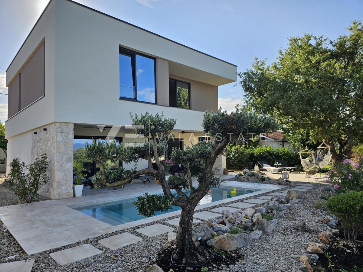 MODERNA SAMOSTOJNA VILA Z BAZENOM NA MIRNI LOKACIJI