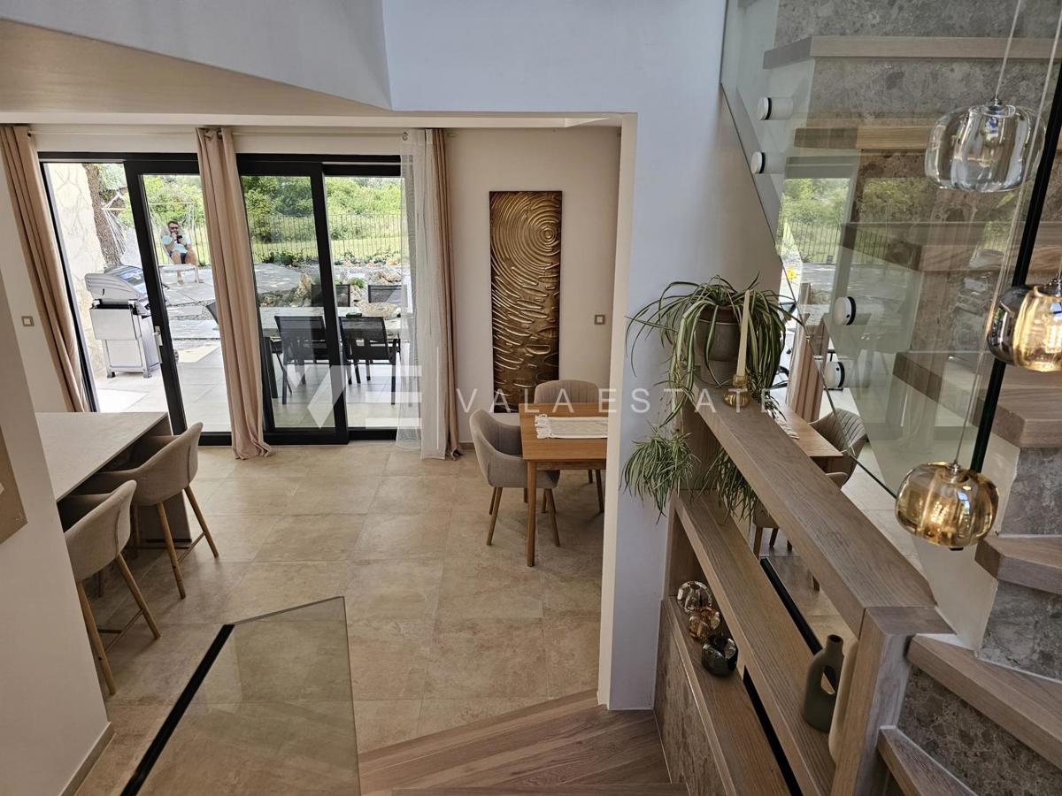 MODERNA SAMOSTOJNA VILA Z BAZENOM NA MIRNI LOKACIJI