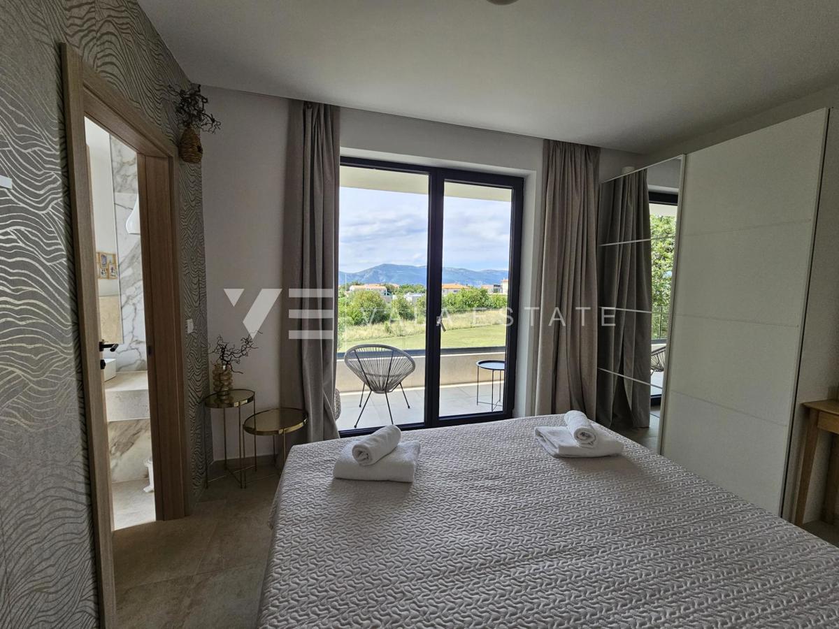 MODERNA SAMOSTOJNA VILA Z BAZENOM NA MIRNI LOKACIJI