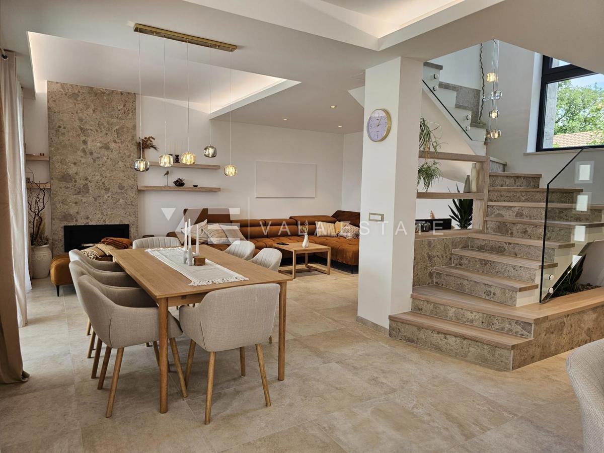 MODERNA SAMOSTOJNA VILA Z BAZENOM NA MIRNI LOKACIJI