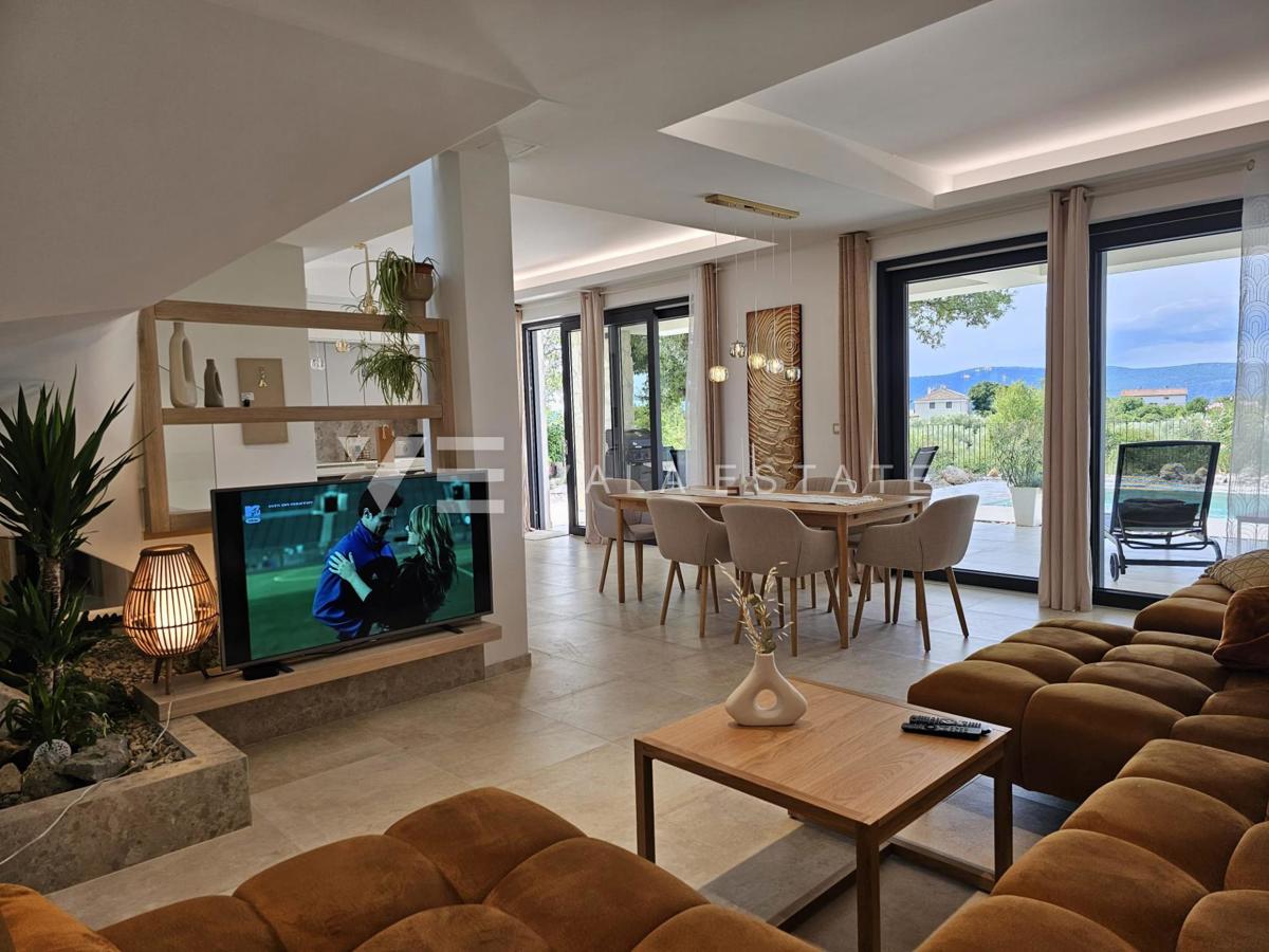 MODERNA SAMOSTOJNA VILA Z BAZENOM NA MIRNI LOKACIJI