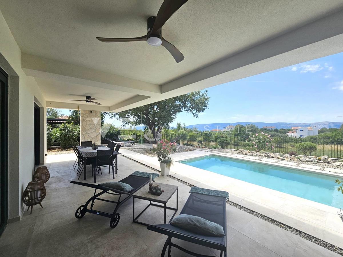 MODERNA SAMOSTOJNA VILA Z BAZENOM NA MIRNI LOKACIJI